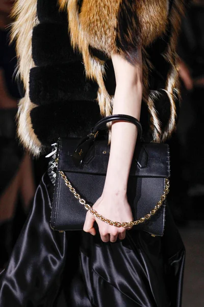 Look 16
